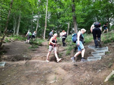 Wandergruppe auf dem Naturpfad Weltende